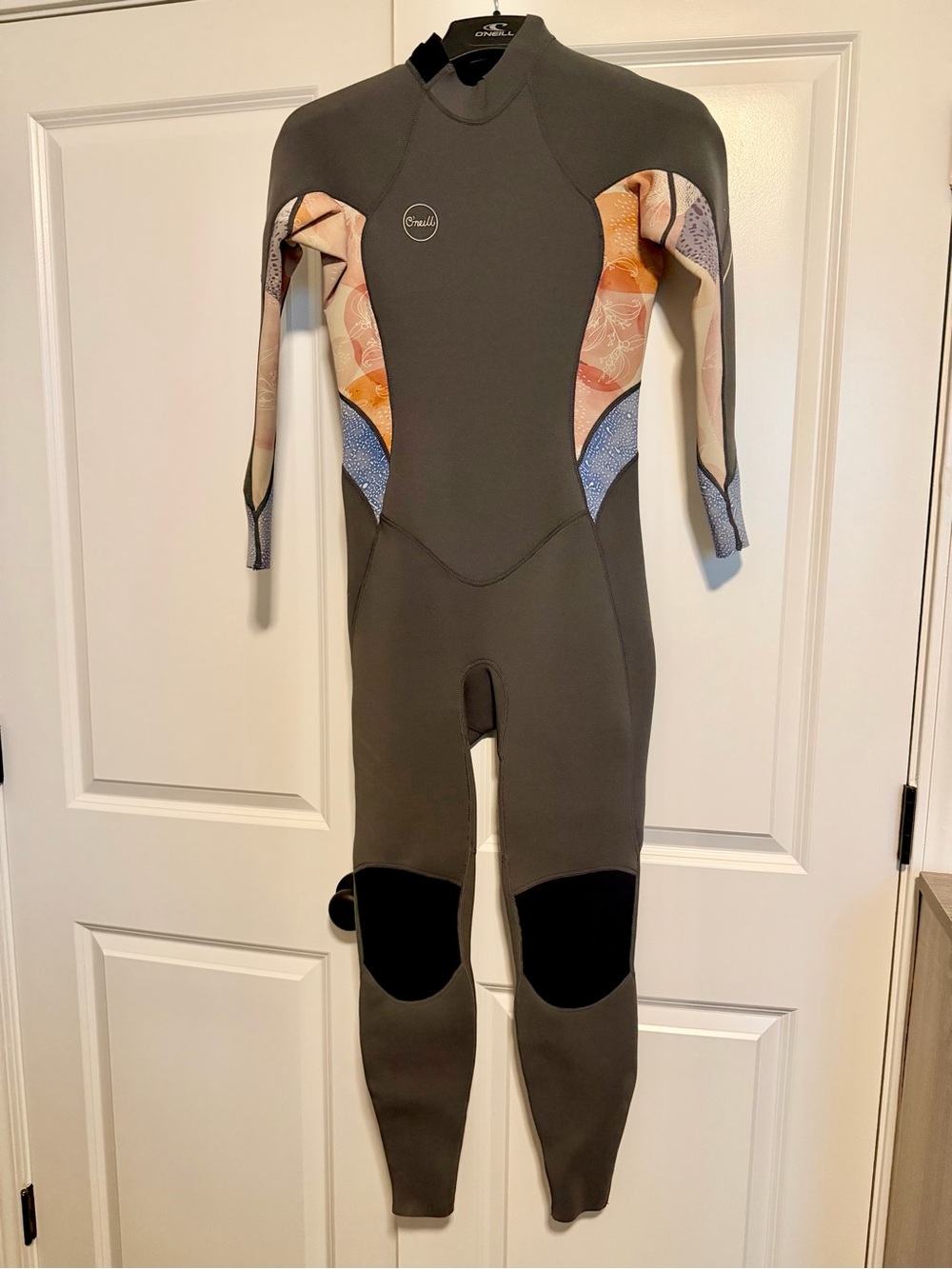 O'Neill Full Women's Wetsuit with Peach & Blue Floral Panels- NWT size 16 US
